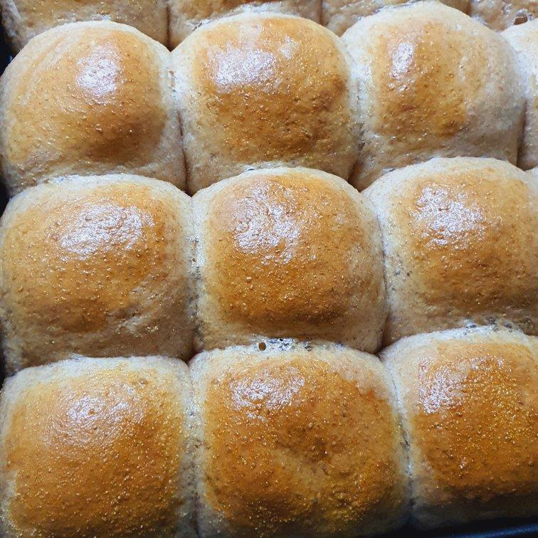 又香又软又拉丝，咬一口奶香十足！超治愈的淡奶油波兰种小餐包