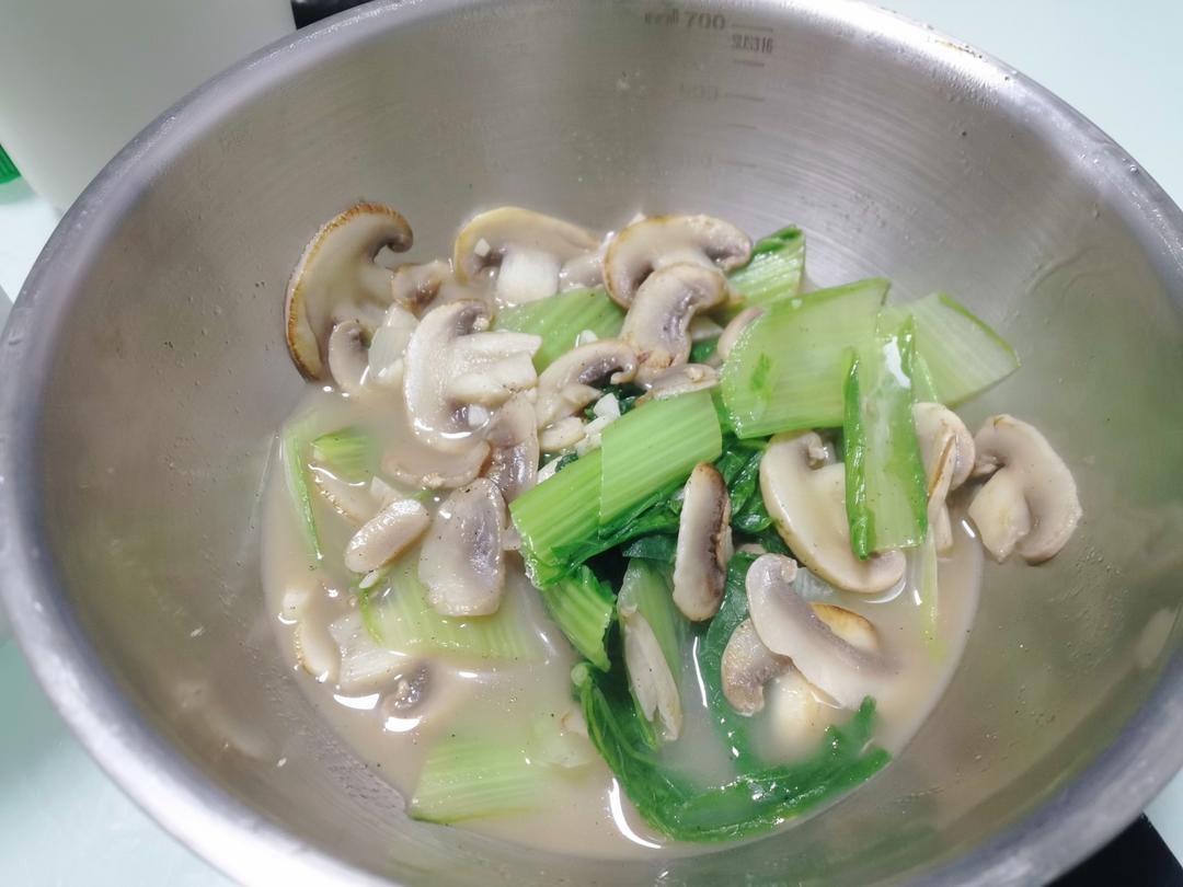 鲜美的口蘑豆腐小白菜汤