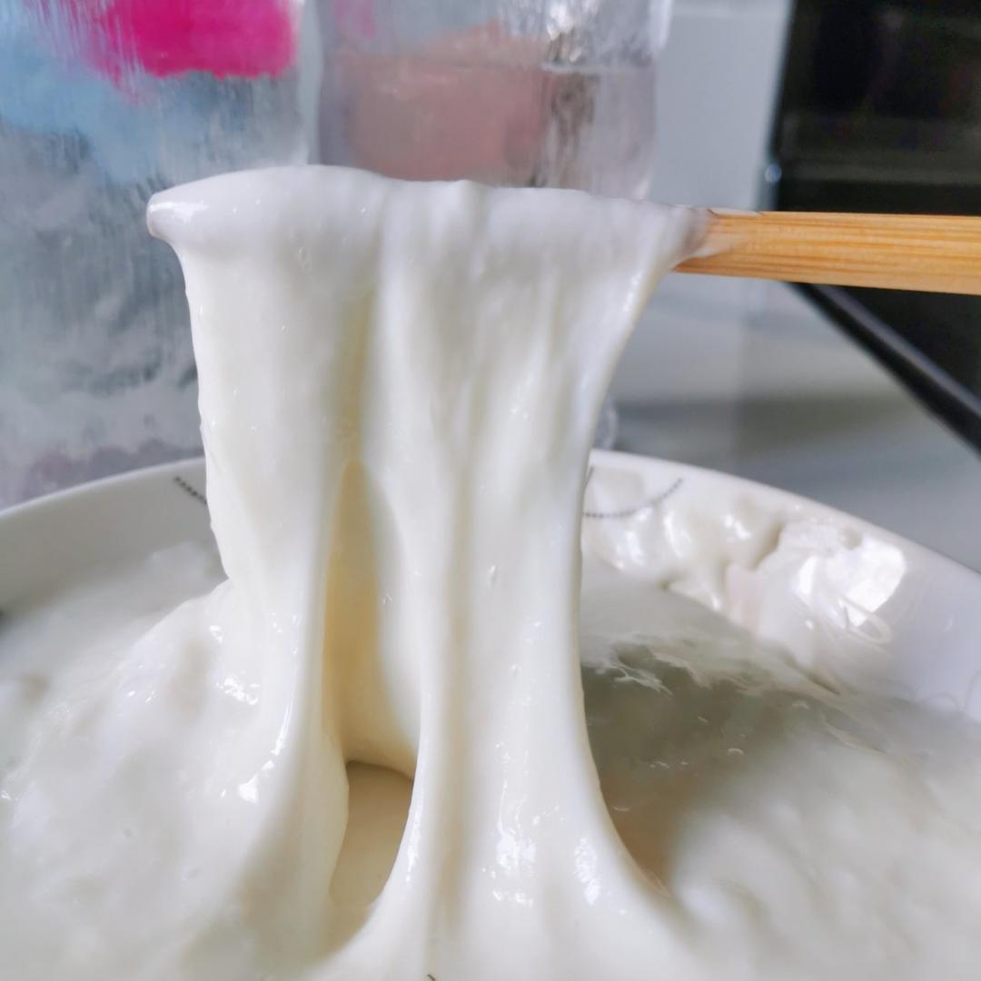 红糖鲜奶麻薯冰，材料做法简单，冷热皆可，好吃到转圈圈