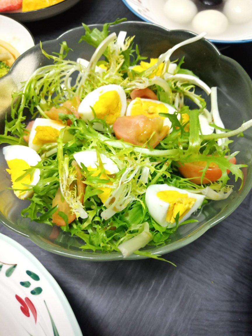 静水流深1974做的油醋汁苦苣沙拉