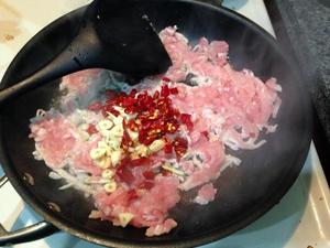 酸黄瓜炒肉的做法 步骤6