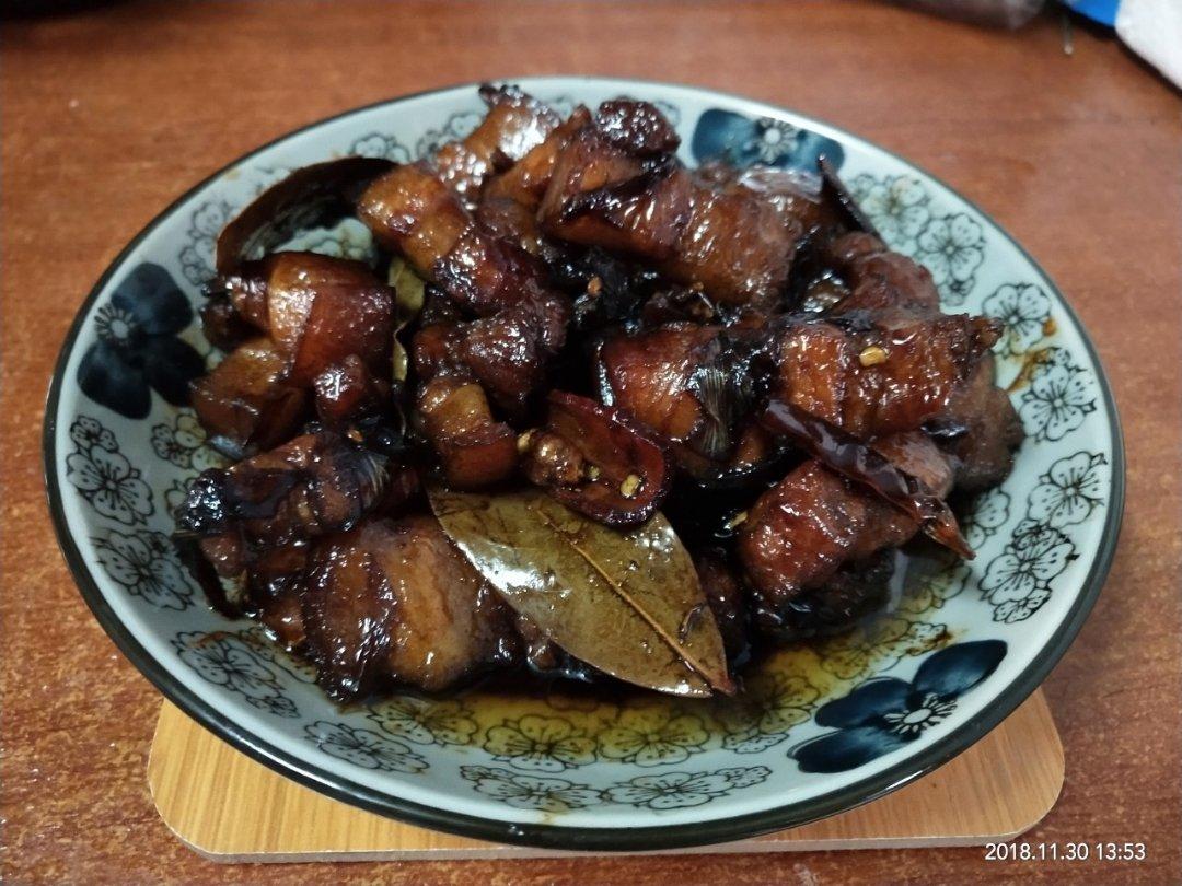 吃着碗里望着锅里的红烧肉