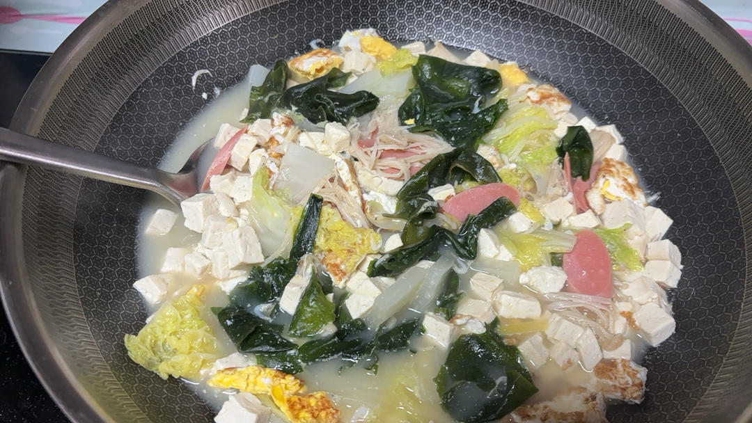 冬天做一锅热乎乎的白菜豆腐汤，食材简单‼️