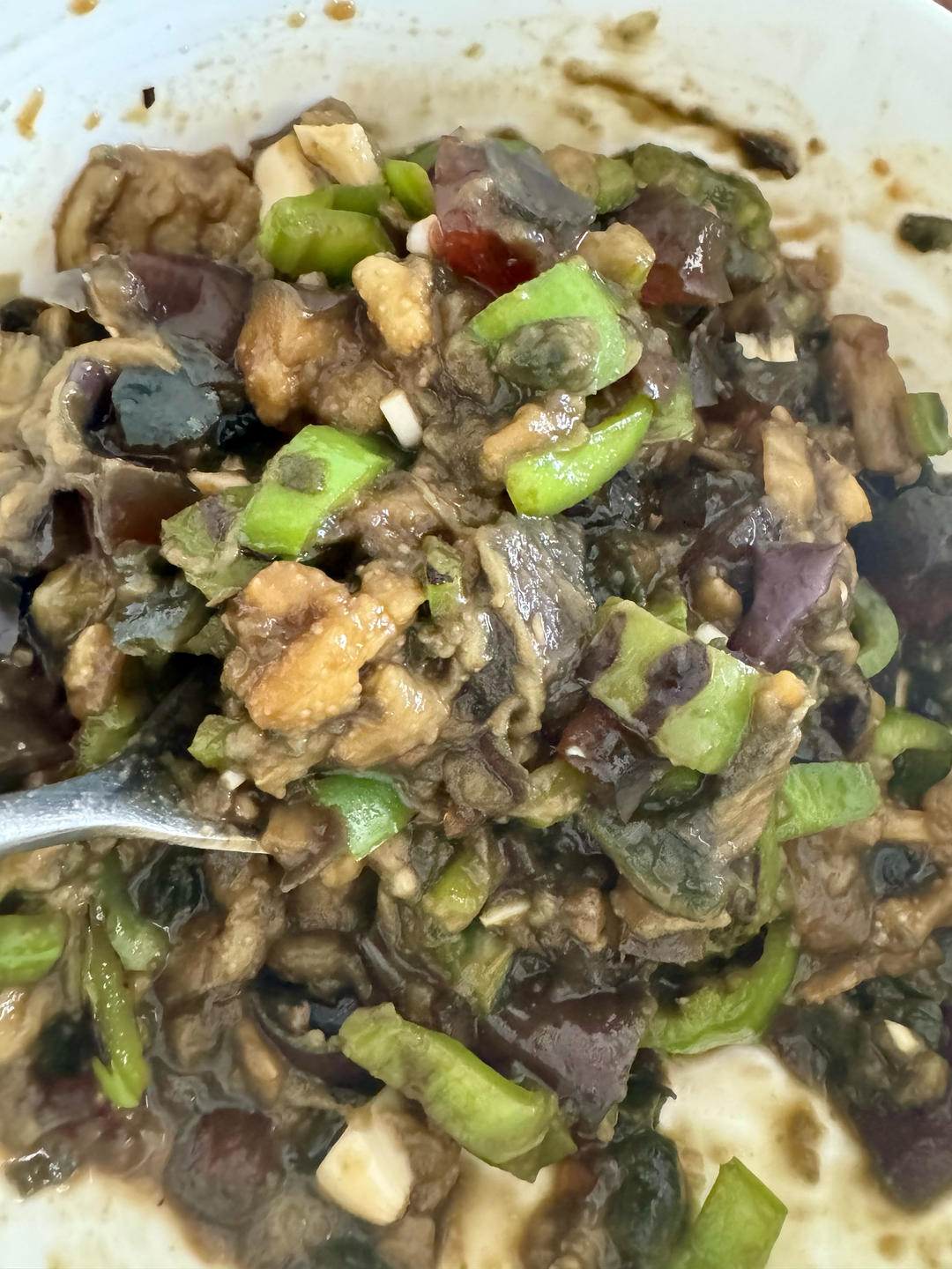不要被它的外表吓到，吃一口会让你念念不忘辣椒擂皮蛋茄子