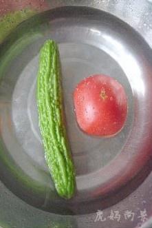 番茄拌苦瓜的做法 步骤1
