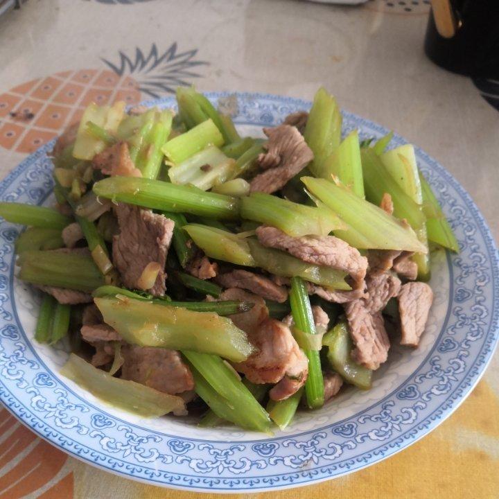 猪肉炒芹菜（小时候的家常菜）