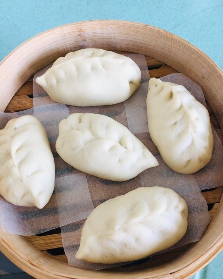 弯柳叶包子包法