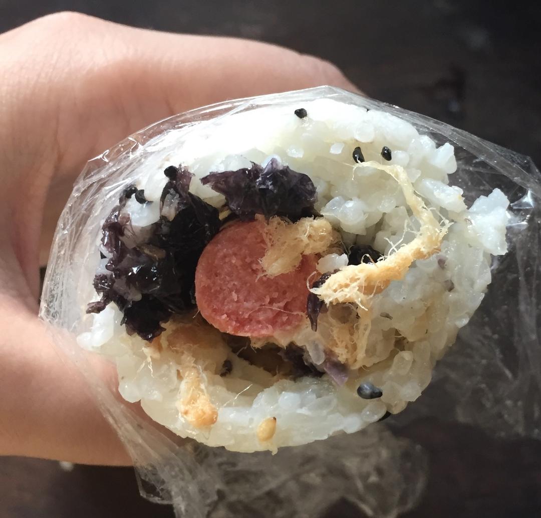 99艾薇做的紫菜芝麻肉松小饭团