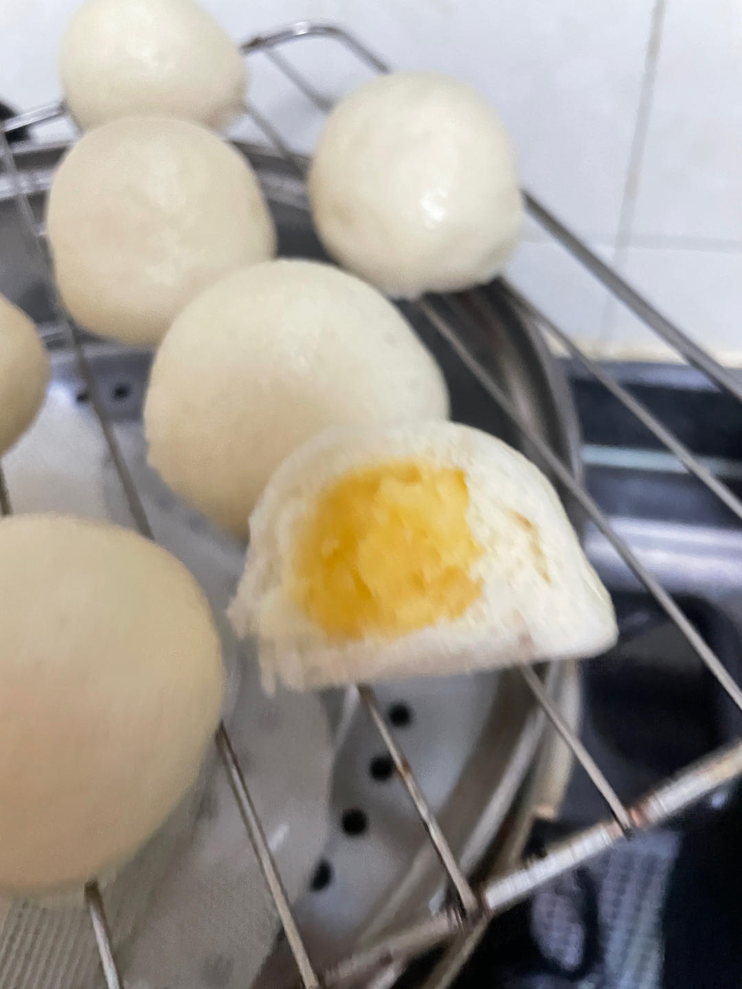 松软香甜的奶黄包，很快就可以搞定。