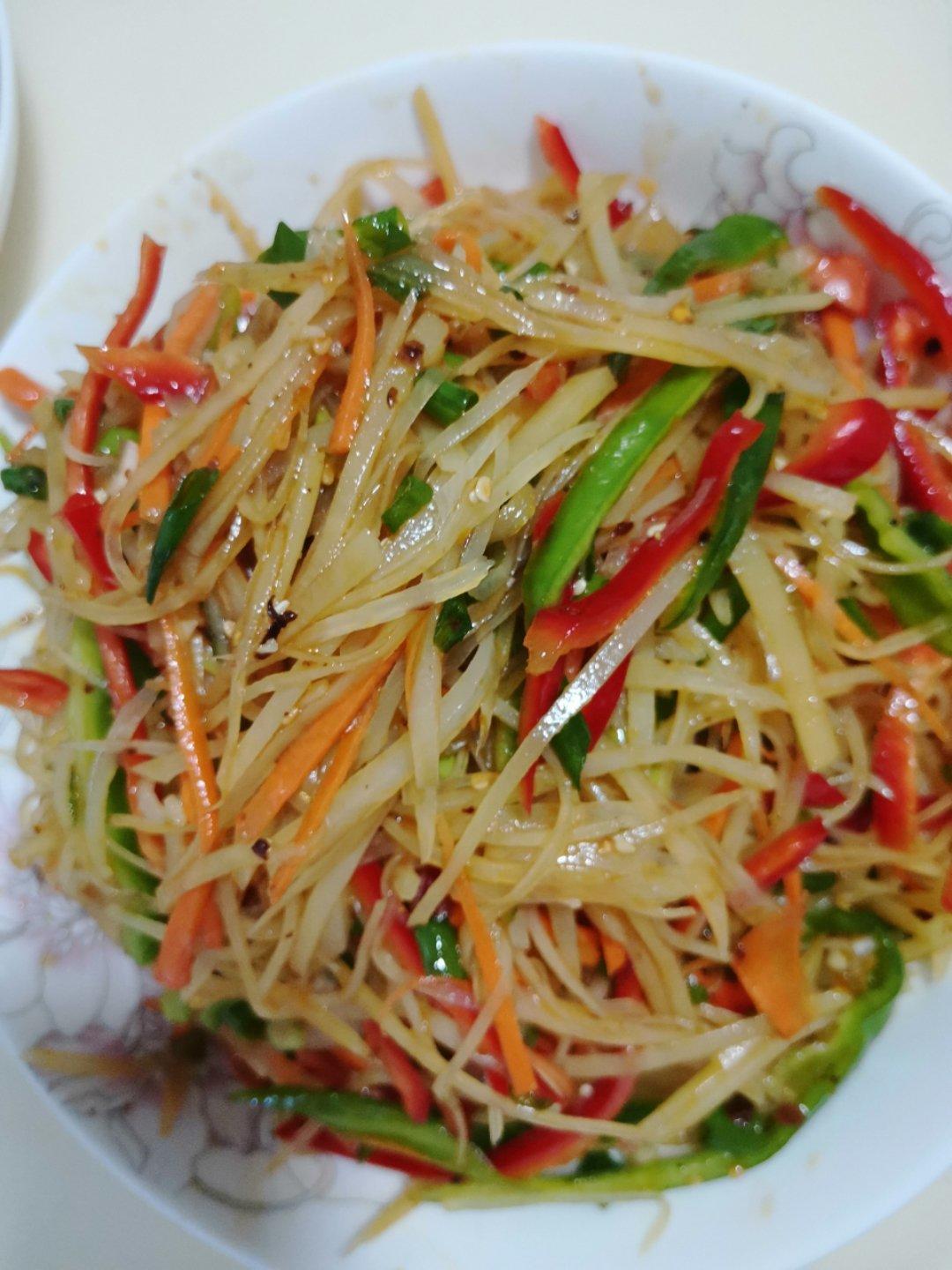 贪吃小饭团做的经典小菜凉拌土豆丝