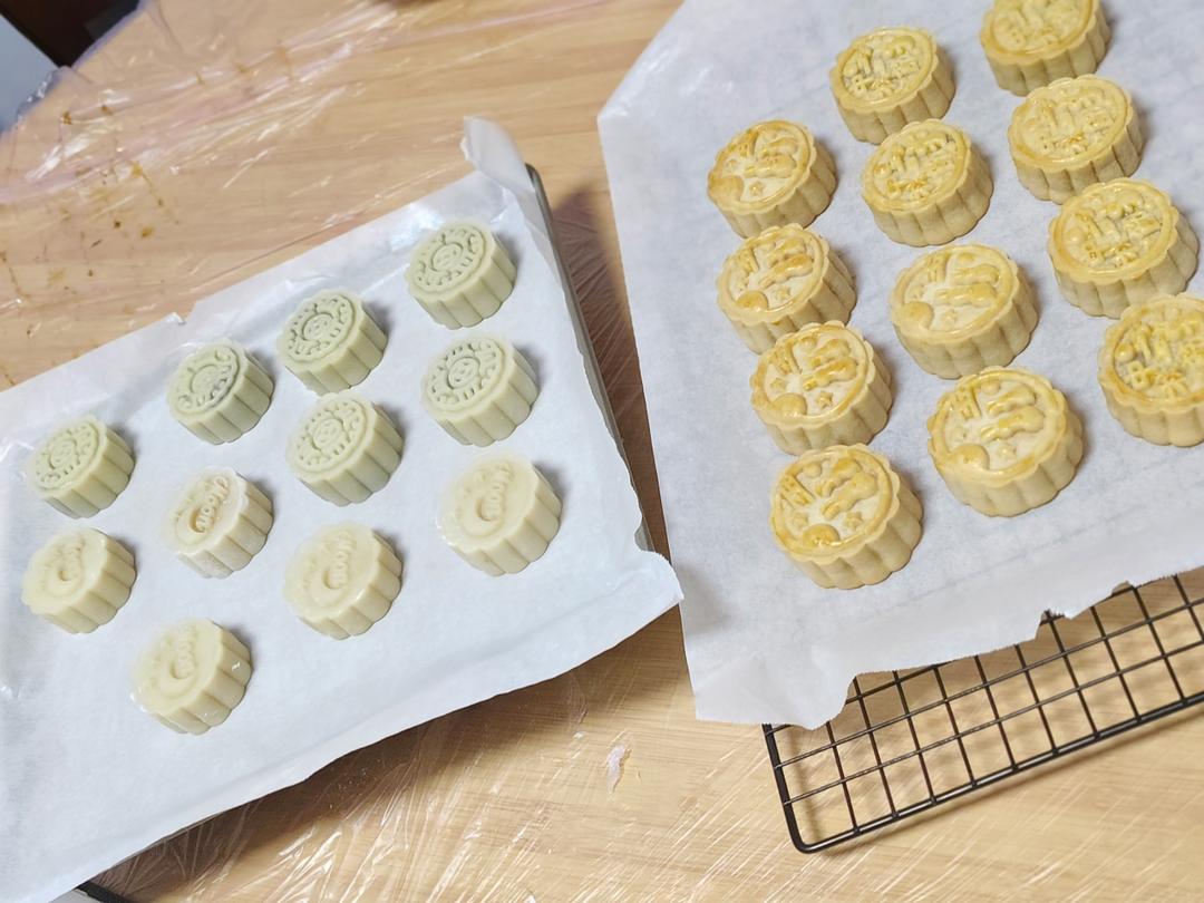 新手做50克的莲蓉蛋黄月饼