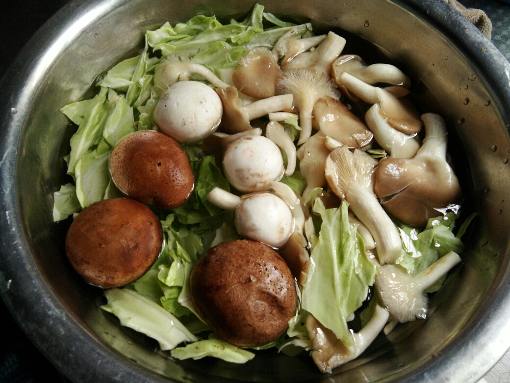 牛心菜炒菌菇的做法 步骤1
