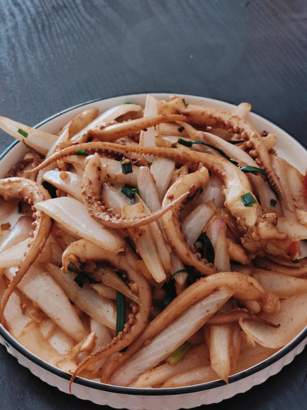 超下饭的孜然鱿鱼须，香辣爽嫩，比烧烤还好吃
