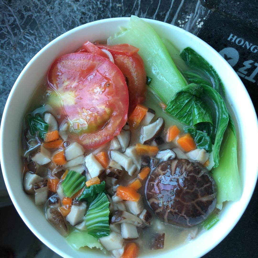 菌汤面条 看得见的香菇 尝得到的鲜美 这才是真正的菌汤