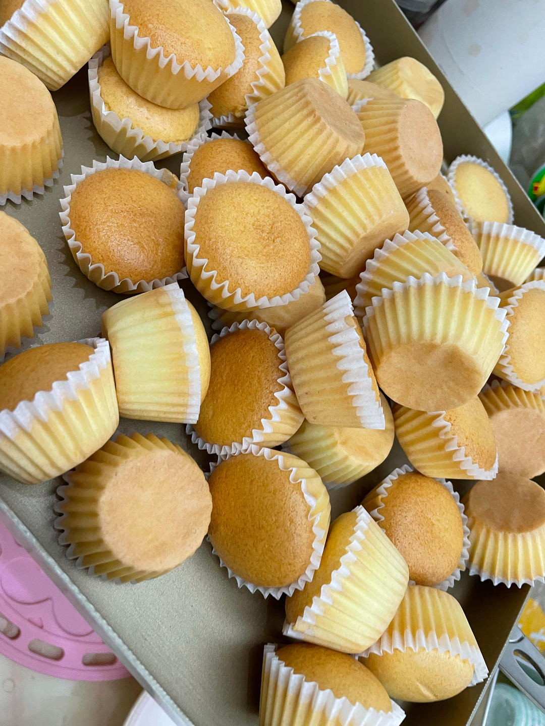 快手版简单易做的全蛋海绵蛋糕杯😋😋😋，蛋香味十足🥰🥰