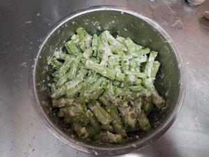 电饭盒蒸菜模式蒜蓉麻汁蒸豆角的做法 步骤4