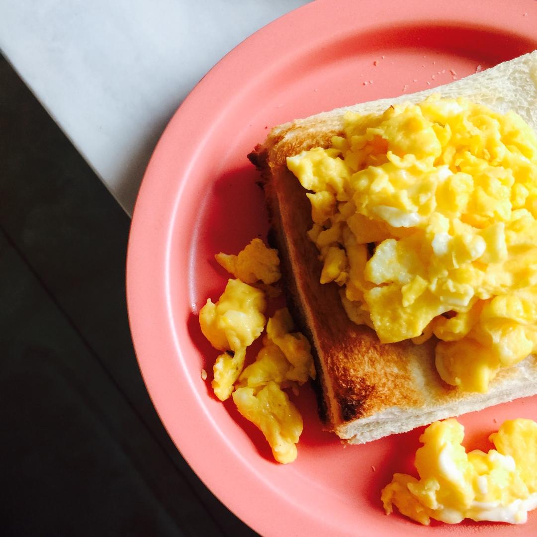 炒蛋多士（炒蛋吐司）