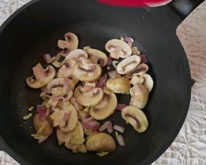 蒜香奶油蘑菇汁鸡扒的做法 步骤4