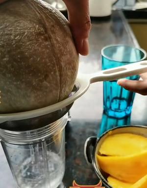 椰子芒果汁—天然健康的做法 步骤1