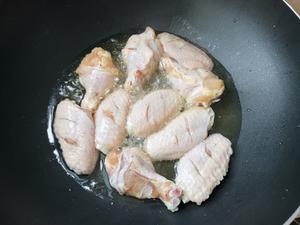 超入味的土豆焖鸡翅的做法 步骤4