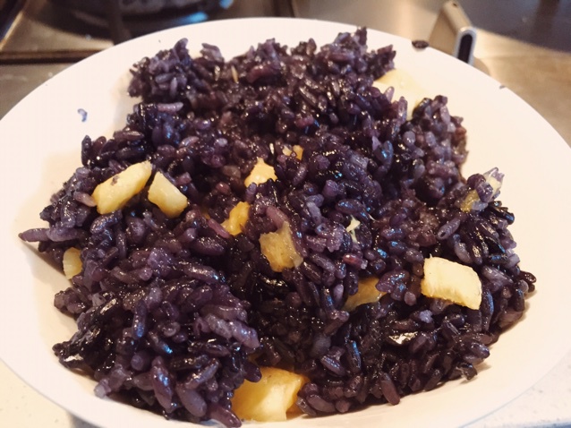 天空草做的菠萝乌米饭