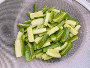 凉拌黄瓜🥒腌小黄瓜🥒减肥减脂小凉菜 无油无糖的做法 步骤3