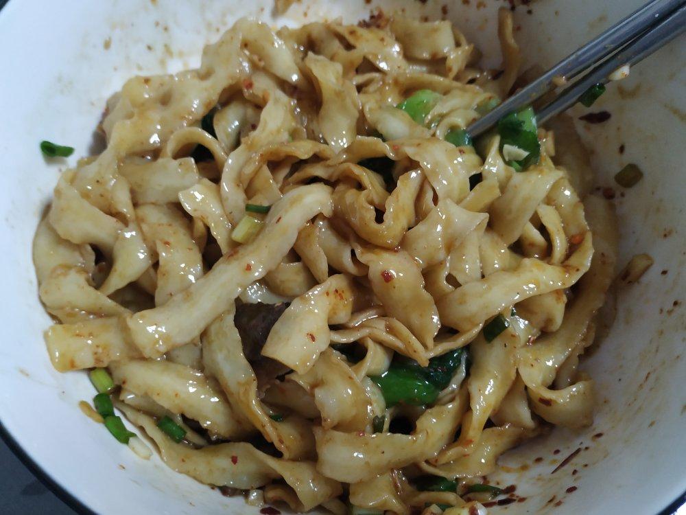 十分钟就能吃上的超简单油泼面