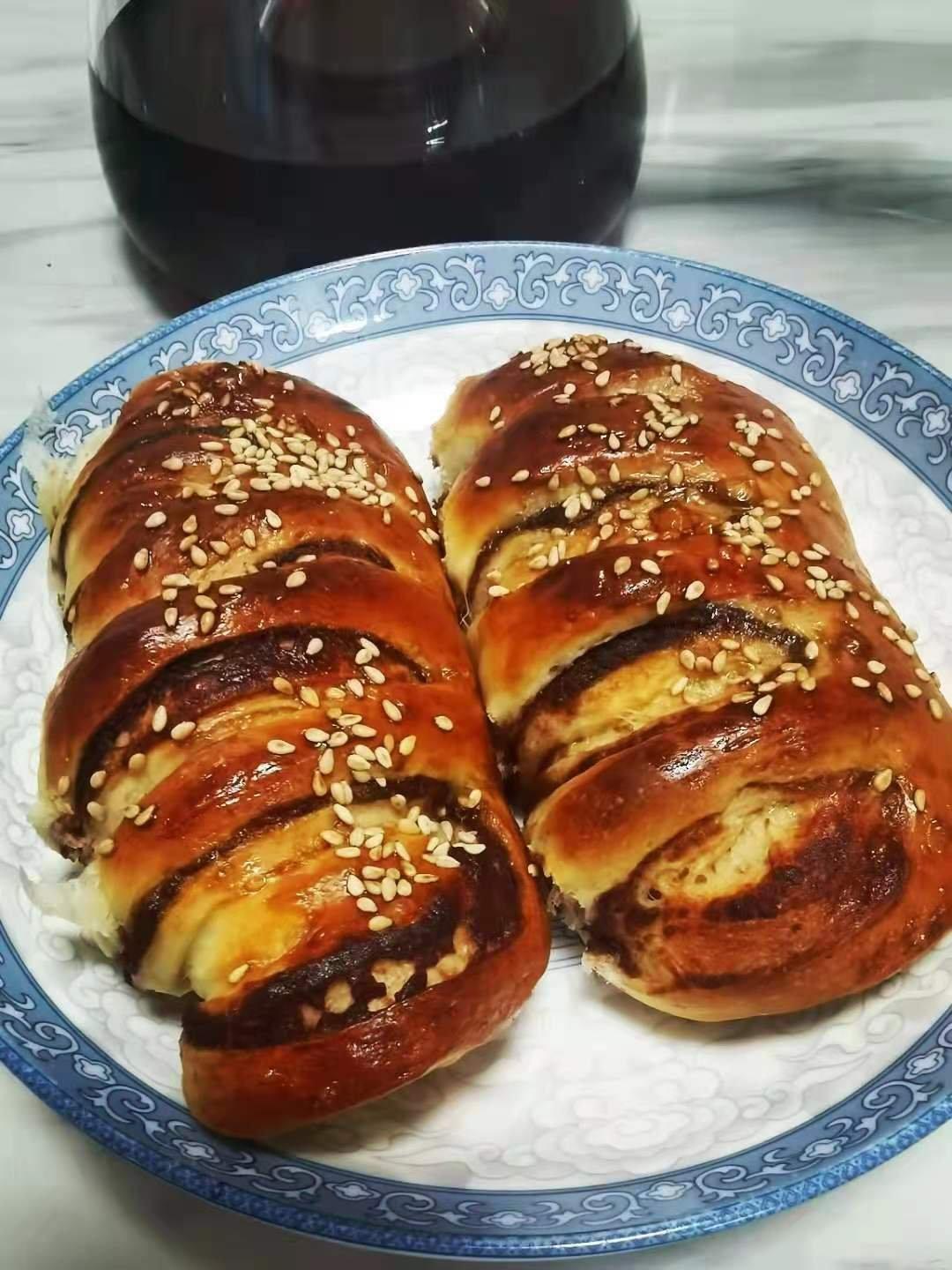 街头卖爆的毛毛虫豆沙面包