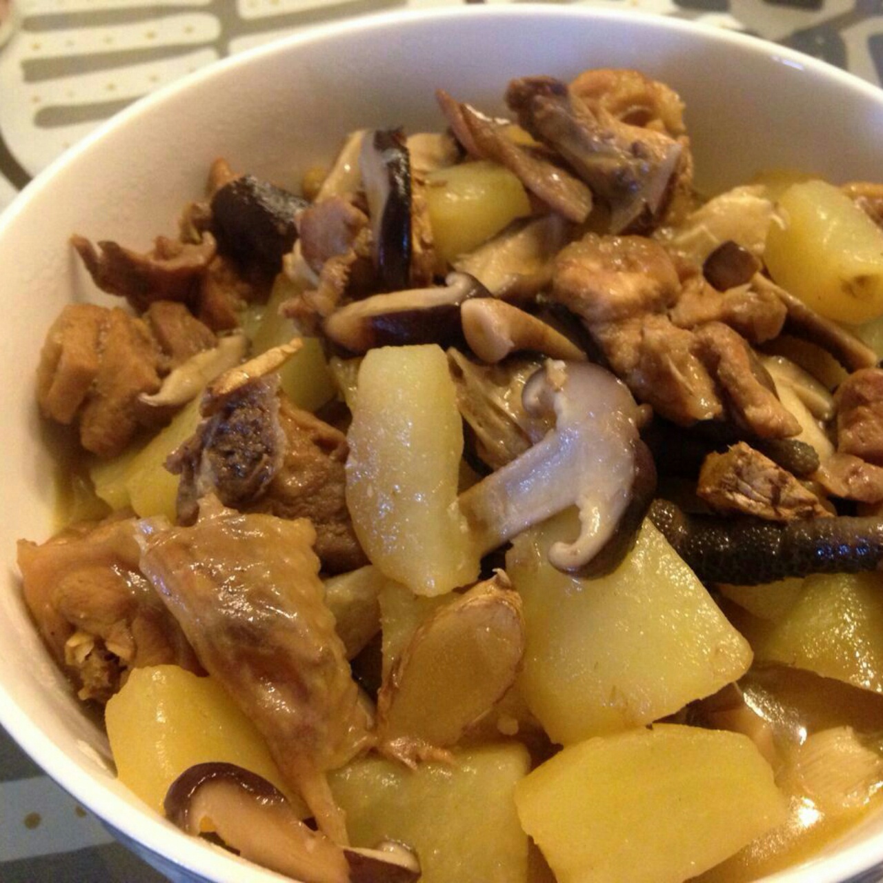 香菇土豆炖鸡肉