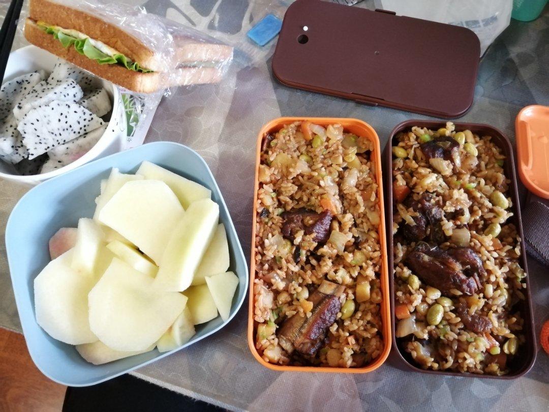 喷香排骨焖饭（爆好吃）