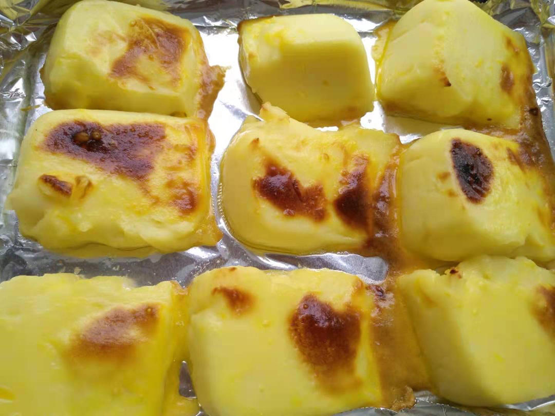黄金烤牛奶