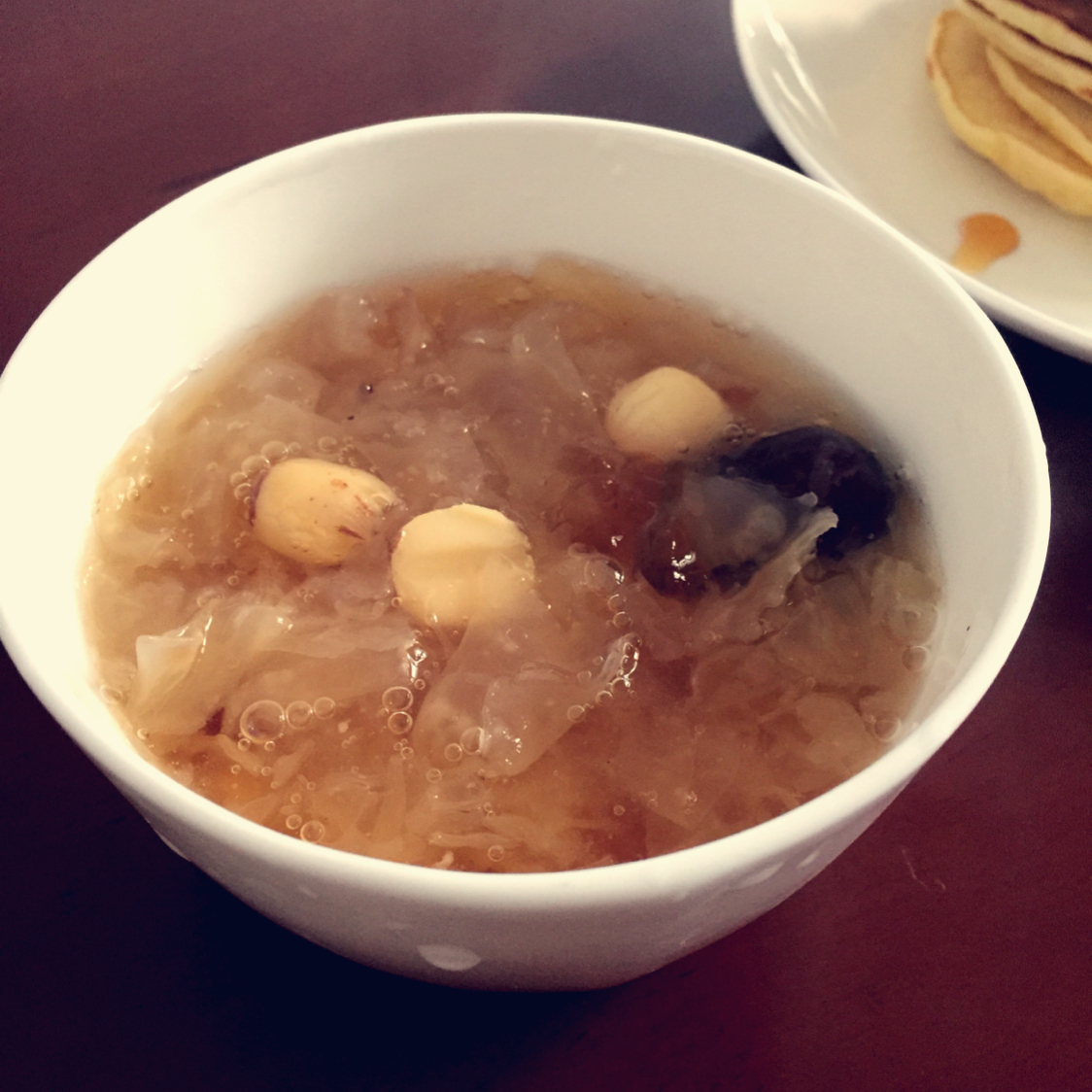 桃胶炖银耳