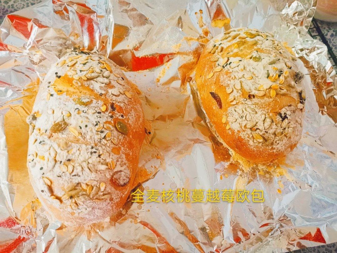 全麦蔓越莓核桃软欧包