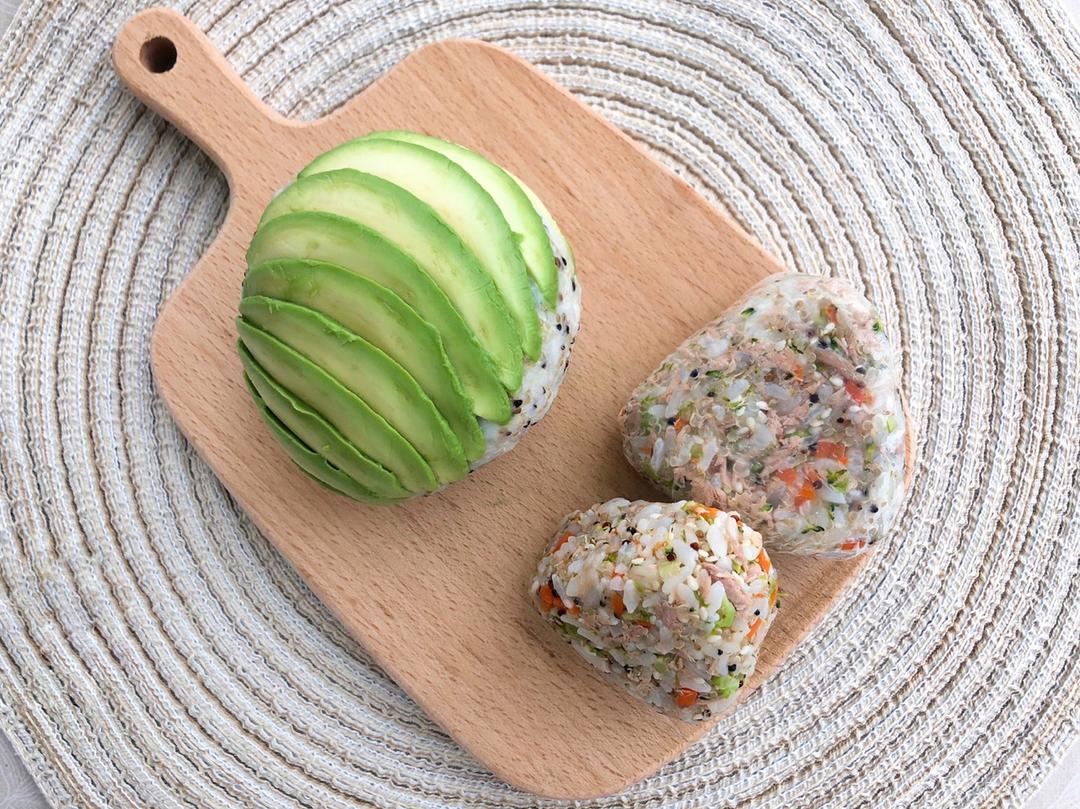 牛油果藜麦山药饭团