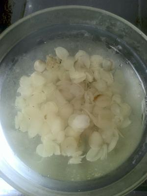 美容养颜糖水（银耳桃胶皂角米）的做法 步骤3