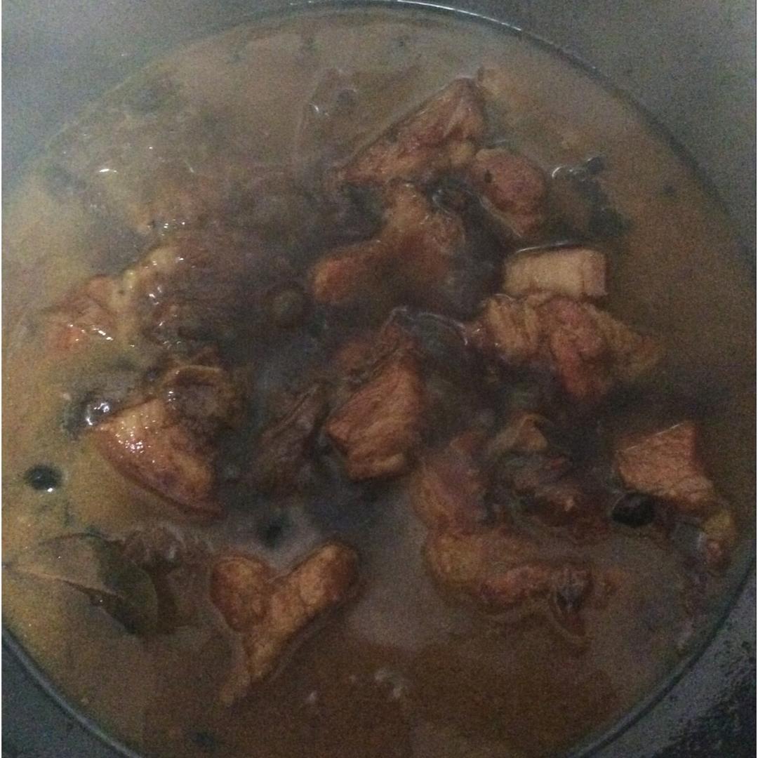 吃着碗里望着锅里的红烧肉