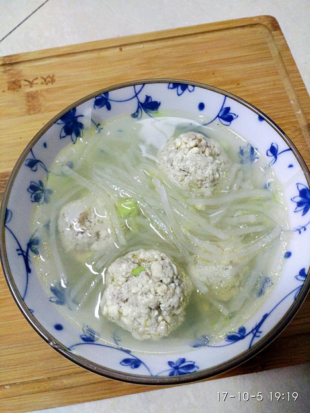 【10分钟系列】白萝卜豆腐圆子汤