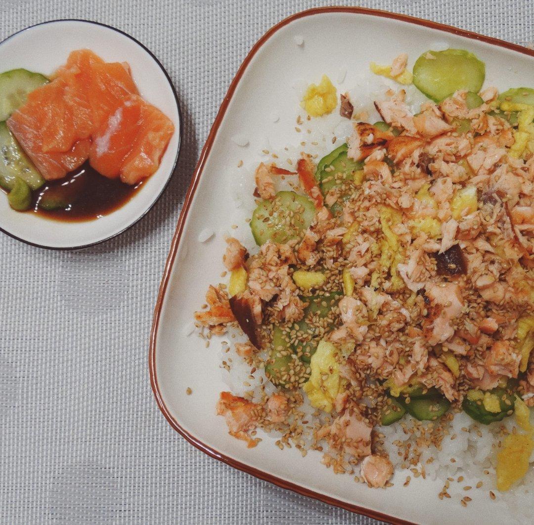 【昨日的美食】三文鱼鸡蛋青瓜散寿司（夏日轻食）