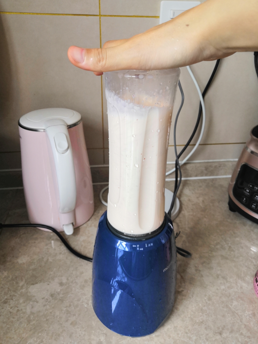 养生桂圆枸杞红枣牛奶的做法 步骤2