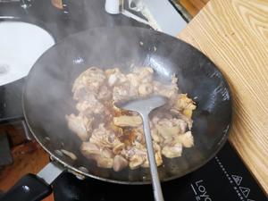 芹菜辣椒炒鸡肉的做法 步骤3