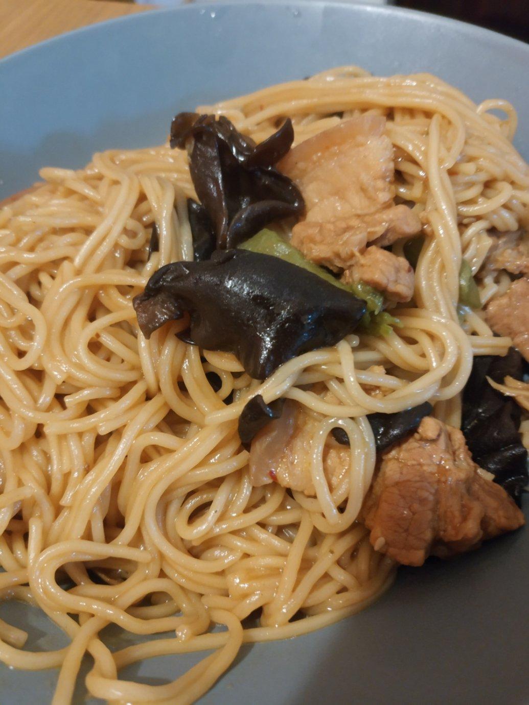 五花肉豆角土豆焖面