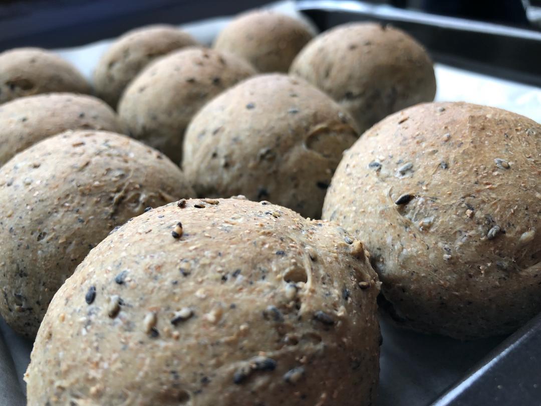 黑芝麻全麦小餐包