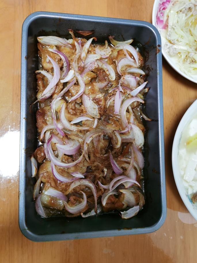洋葱烤五花肉的做法