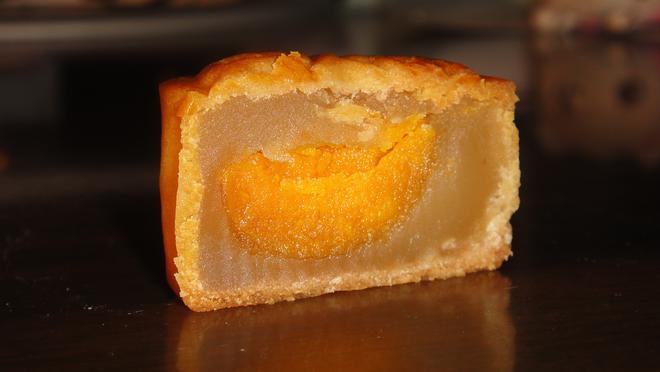 广式月饼——蛋黄莲蓉月饼的做法