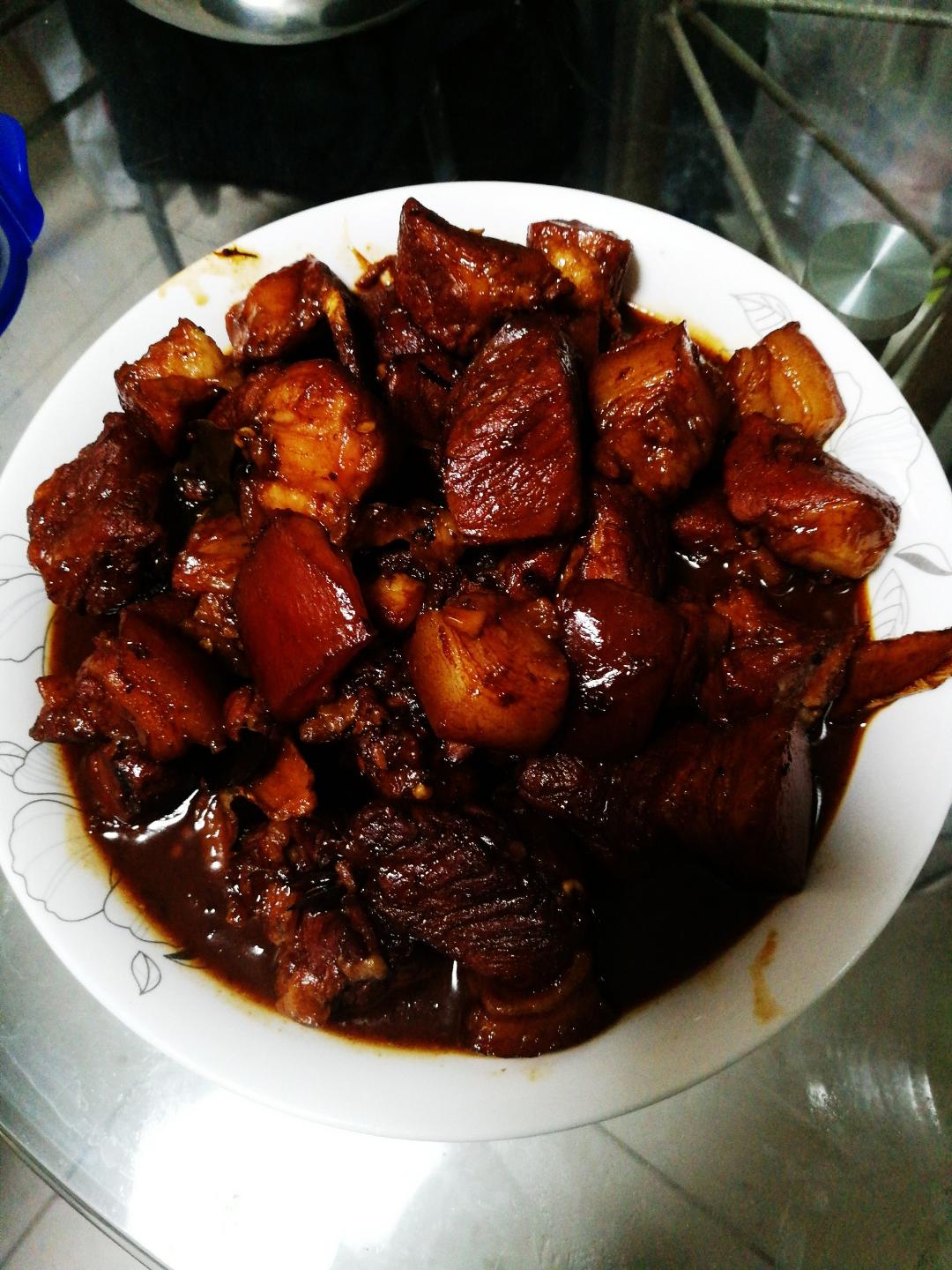 吃着碗里望着锅里的红烧肉