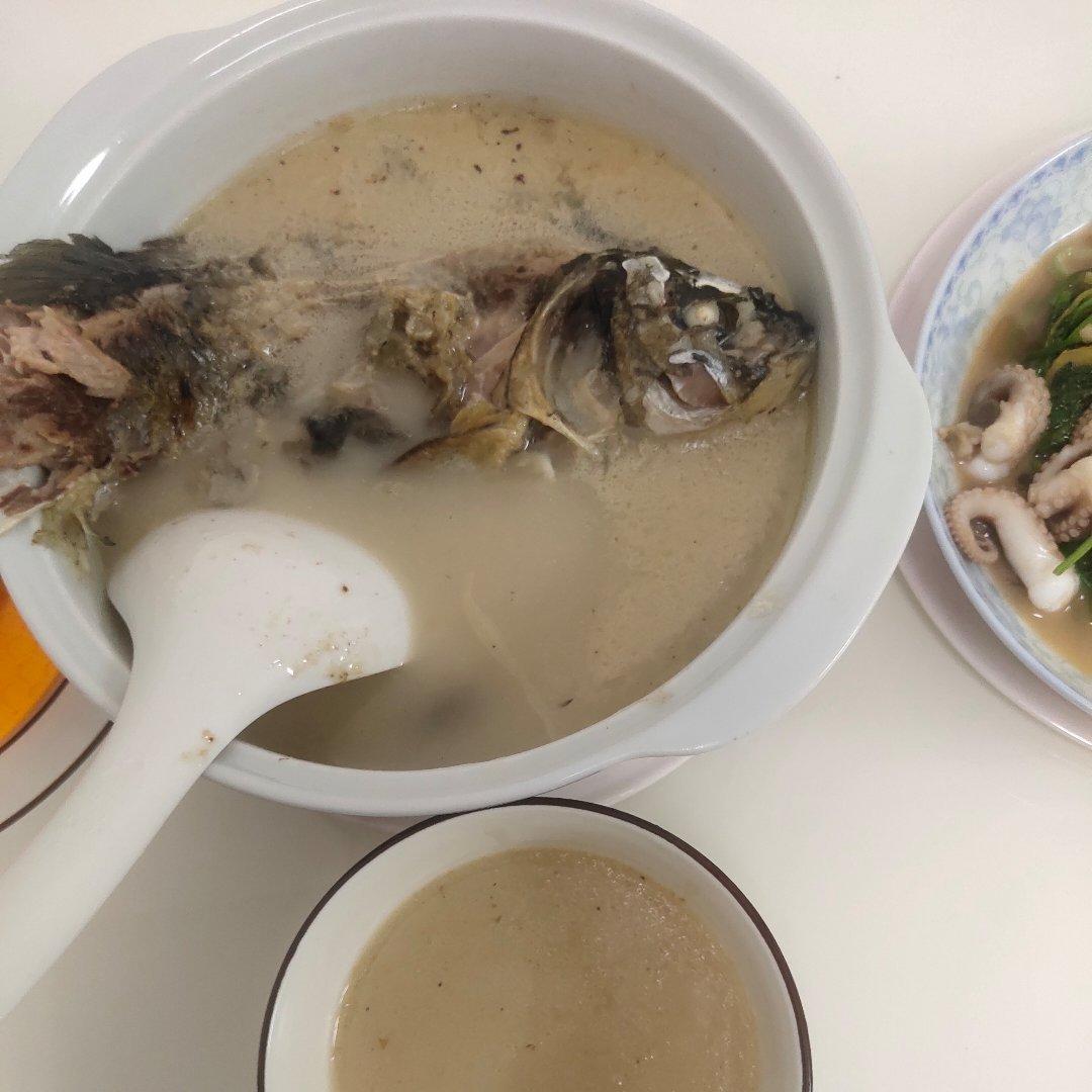 清炖鲫鱼汤 三个关键步骤让你轻松炖出汤浓味鲜色白似奶的鲫鱼汤