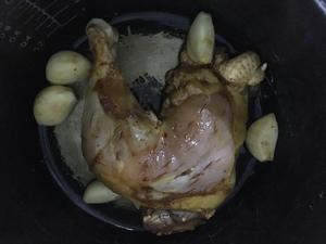 电饭煲无油焖鸡腿的做法 步骤3
