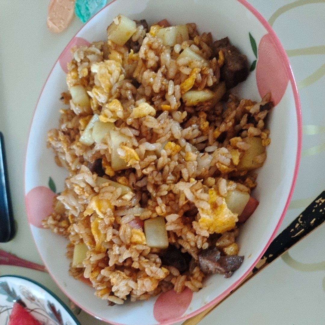 邻居抢着来我家吃土豆香肠炒饭，原来这么香！