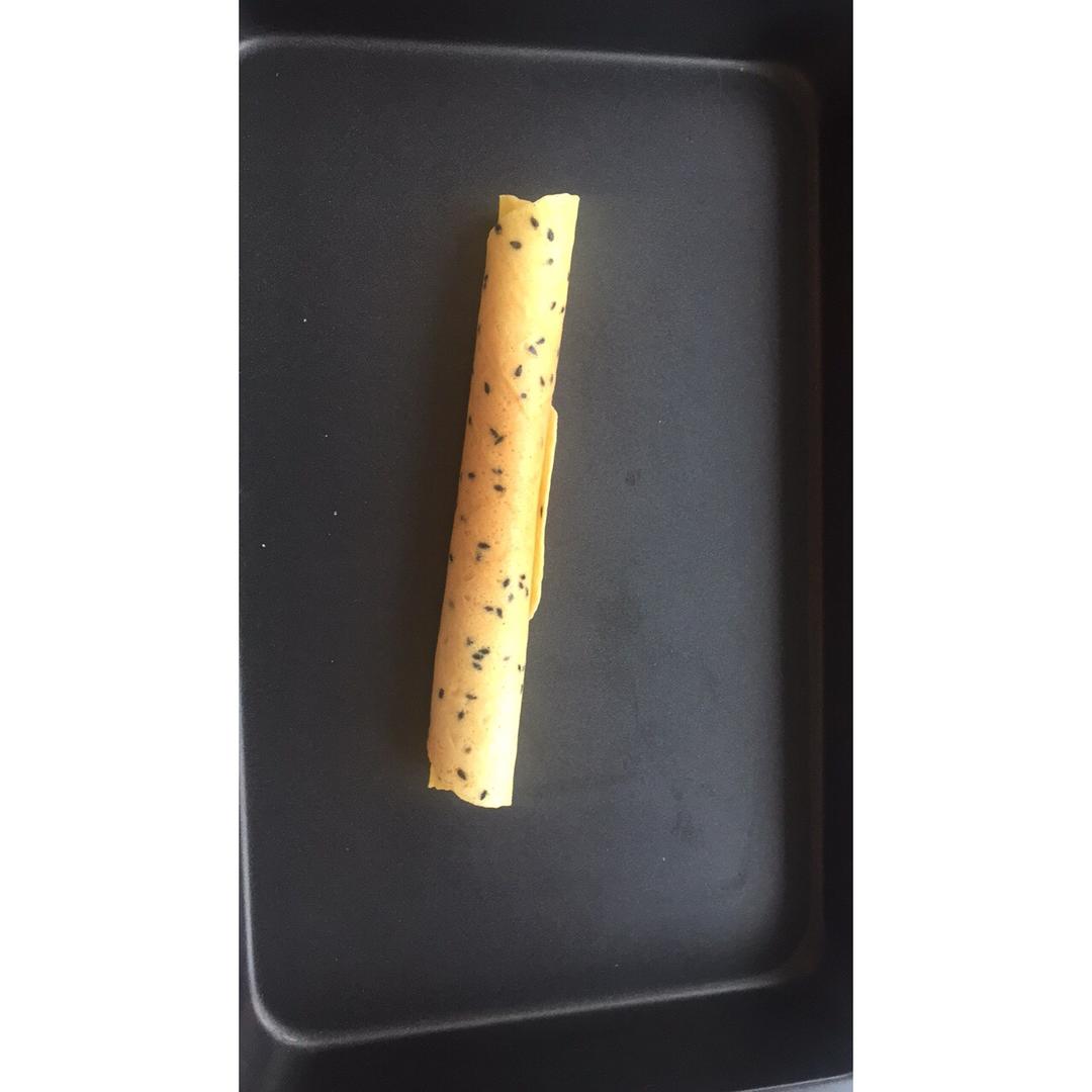 用蛋卷机快手做蛋卷（黄油版和香葱素油版）