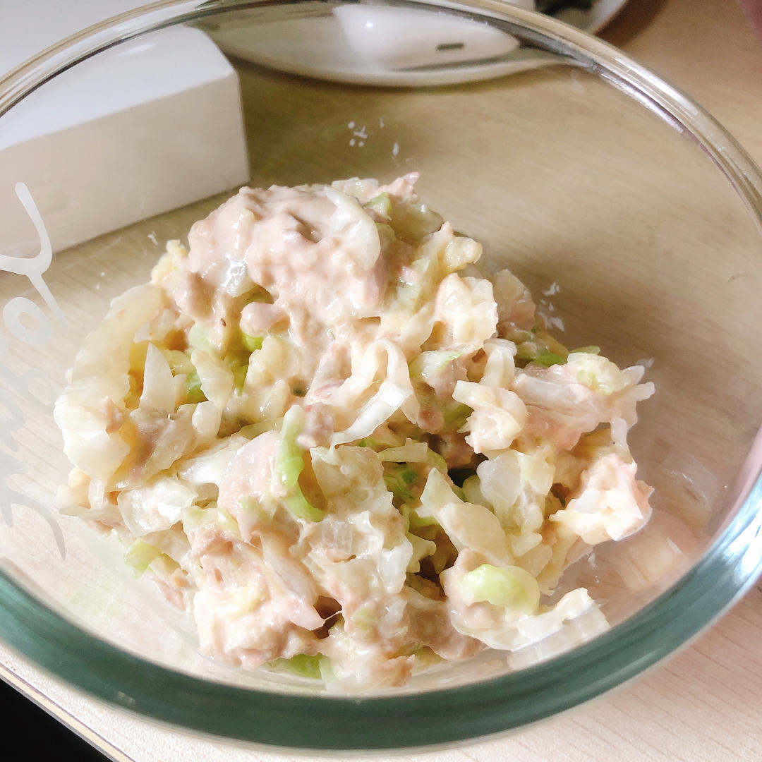 不用开火的懒人解腻菜「金枪鱼拌卷心菜」